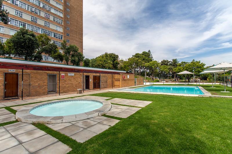 2 Bedroom Property for Sale in Loevenstein Western Cape